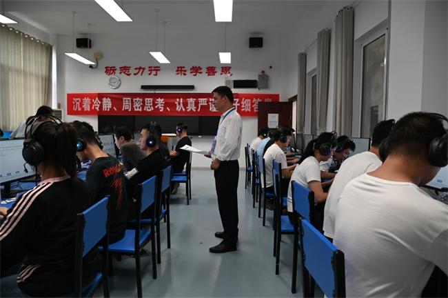 图为盲人医疗按摩人员考试综合笔试现场